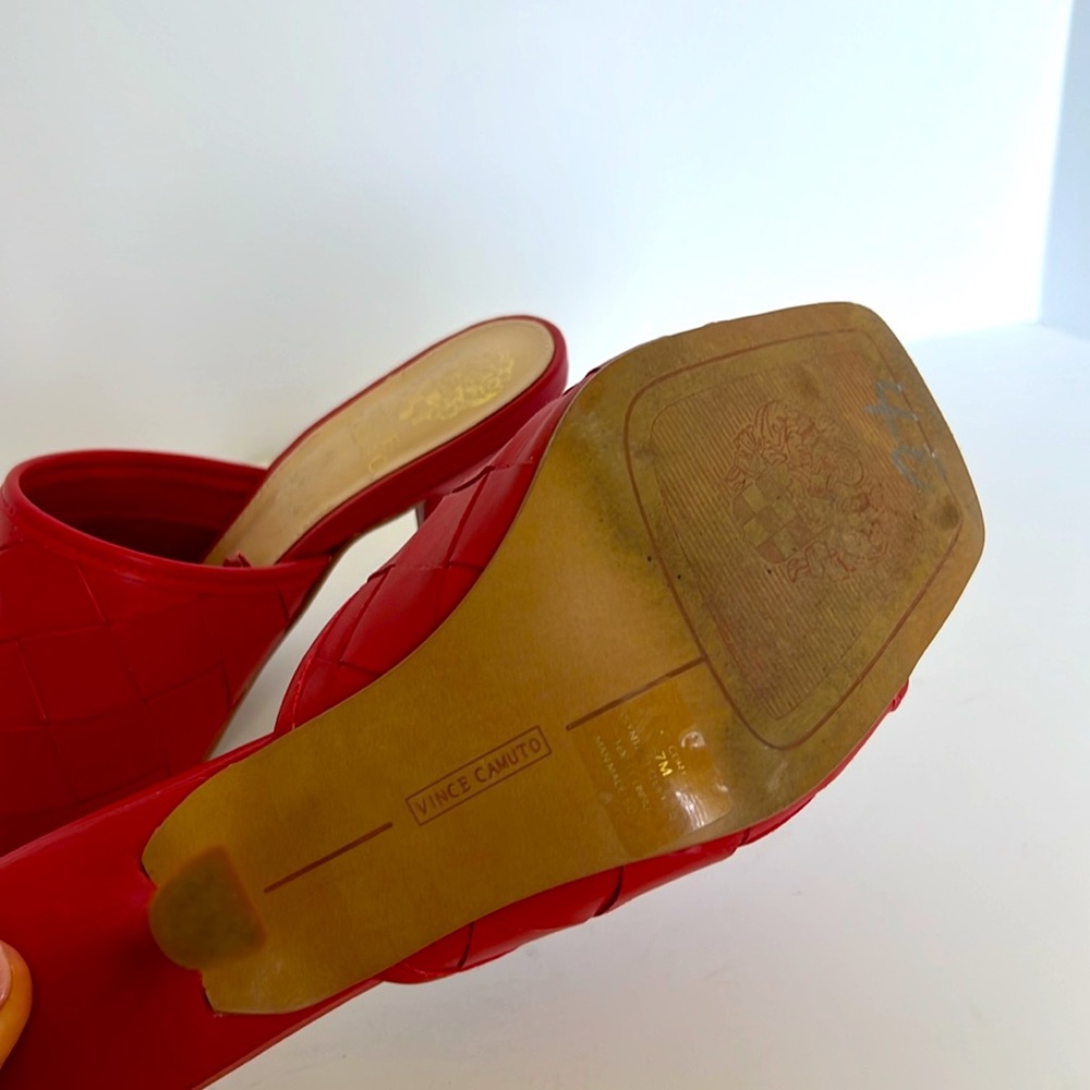 Vince Camuto Red Mules with Block Heel and Open Back - Picture 6 of 6